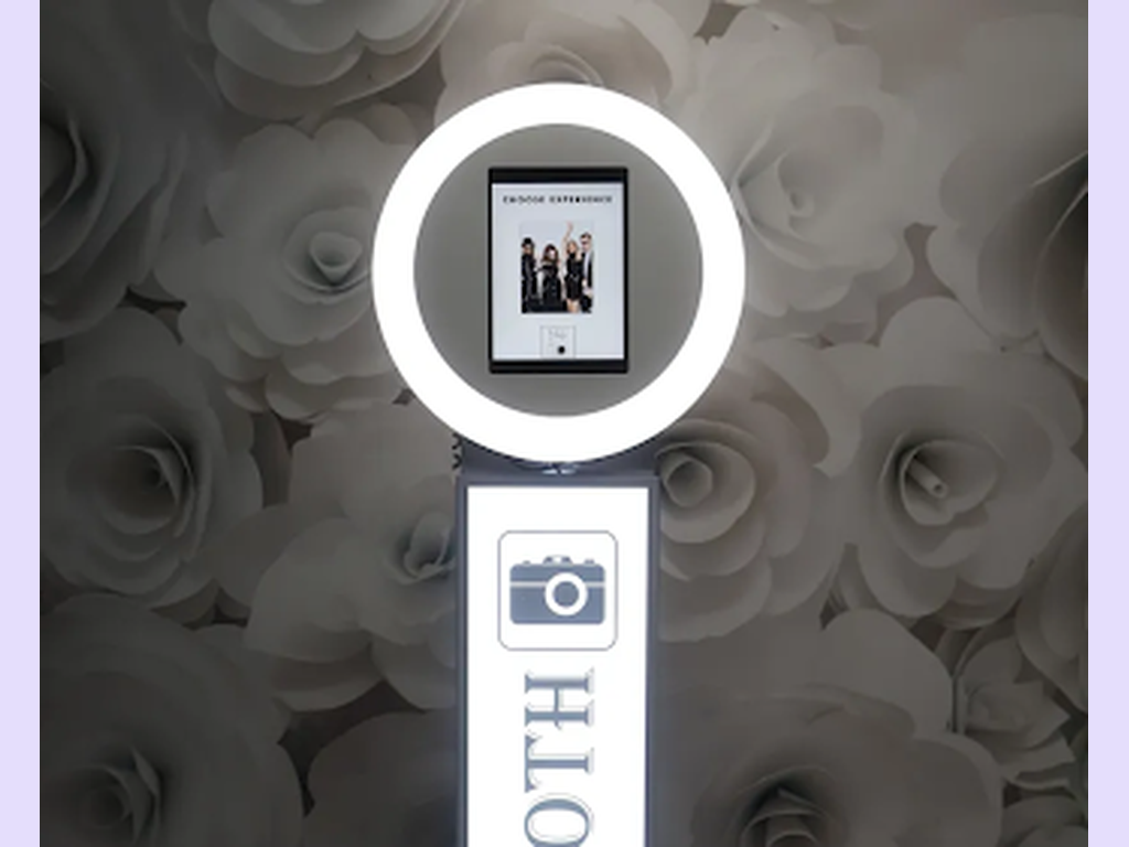 Tablet-pedestal photo booth with ring light